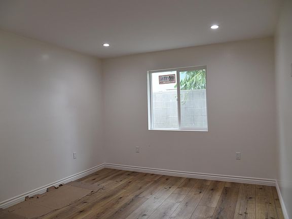 3rd image of 23944 Victory Blvd