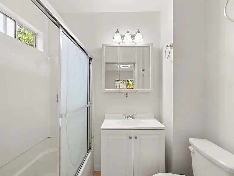 18418 Sylvan St — Photo 11