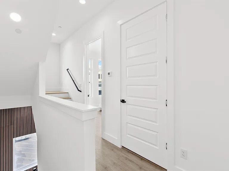 723 W 10th St #101 — Photo 17