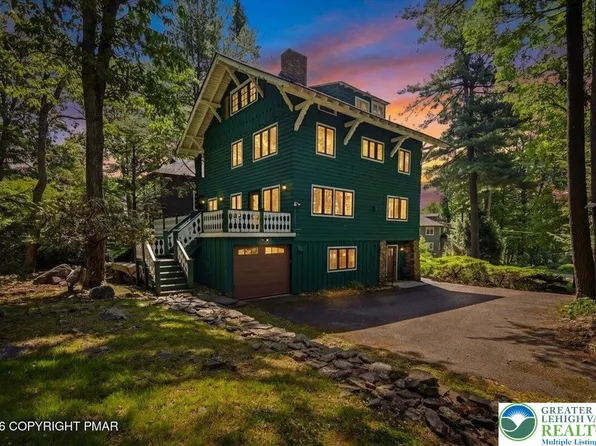 119 Falls Dr, Buck Hill Falls, PA 18323