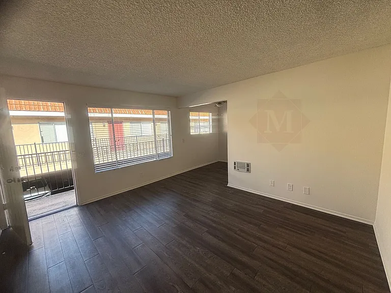 1905 De La Vina St #15 — Photo 2