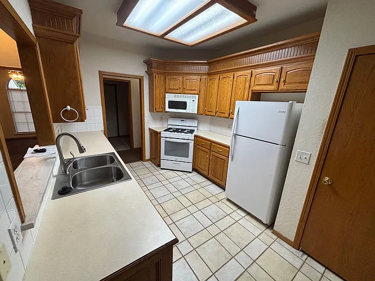 2207 N Burdick St — Photo 7