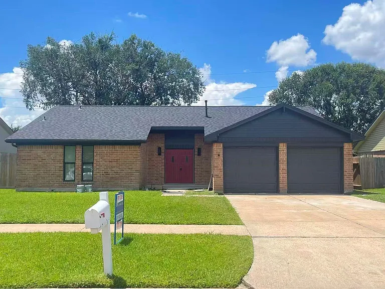 1811 Hanbury Ct — Photo 1