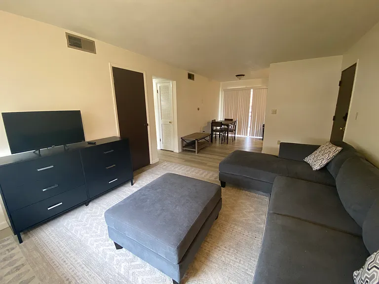 Carriage Hill Apartments — Photo 16