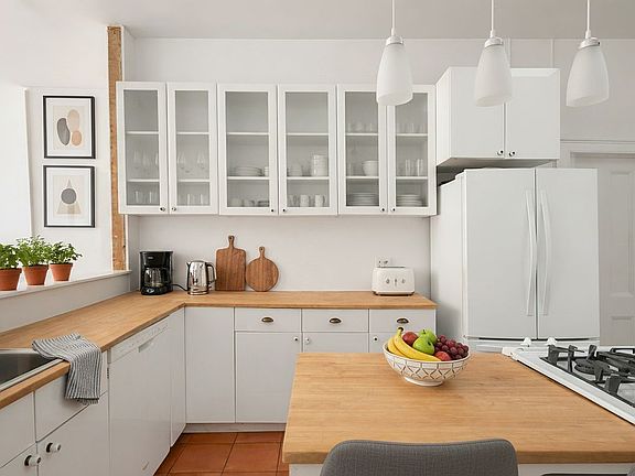 4th image of 28 College Pl