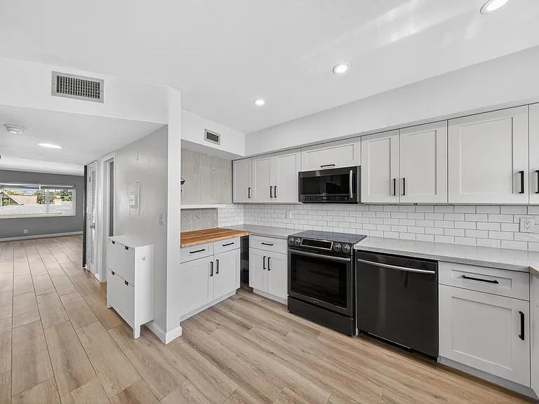505 NE 20th Ave #209 — Photo 8