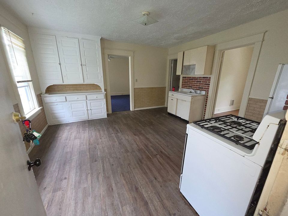 1st image of 923 W 3rd St APT 4