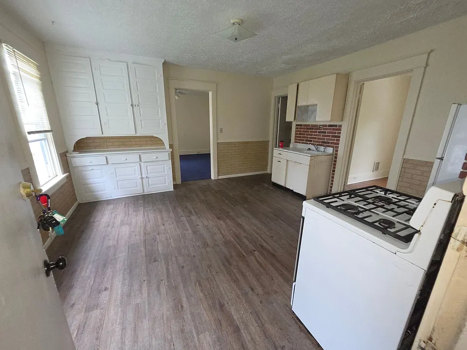923 W 3rd St #4