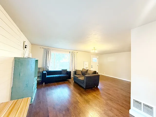 144 Broad St W — Photo 5
