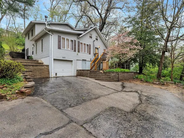 161 Castlewood Dr, Ballwin, MO 63021