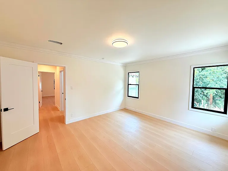 6130 Whitsett Avenue — Photo 25