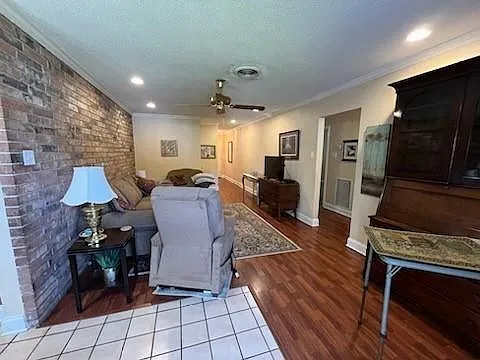 3 bed, 2.0 bath, 1834 sqft, $3,000 — Photo 3