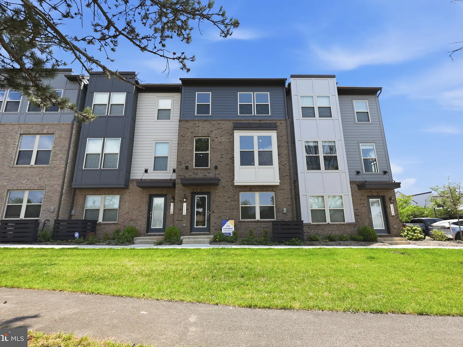 4 bed, 3.5 bath, 1894 sqft, $3,650 — Photo 2