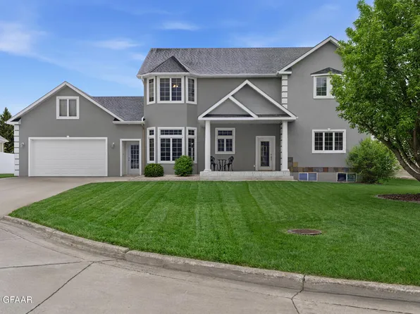 1600 Nordonna Cir, Grand Forks, ND 58201