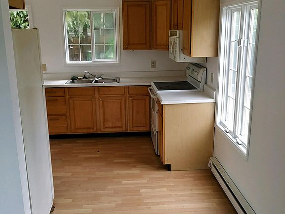 Kitchen - different flooring (see living room picture) installed since this picture