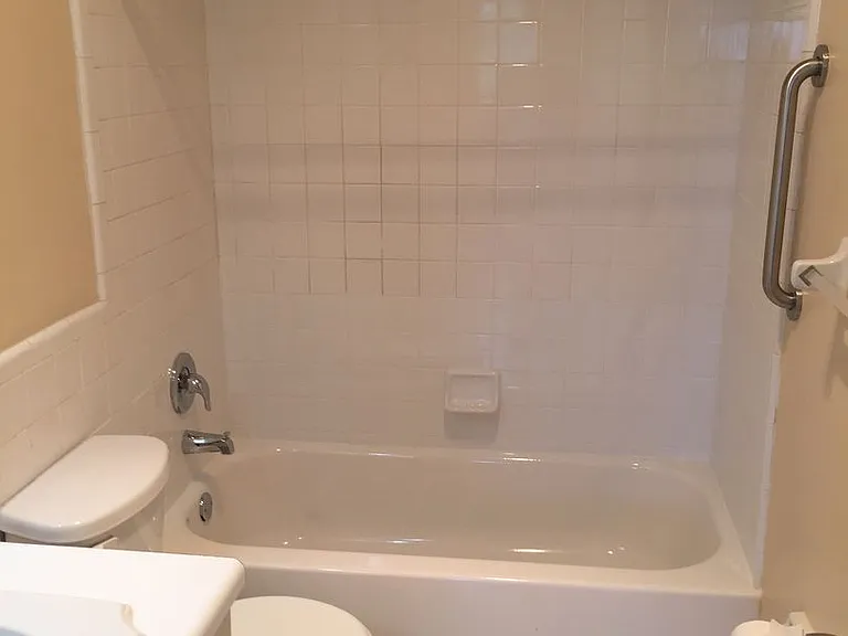 LA BELLE HARBOR CONDOS — Photo 7