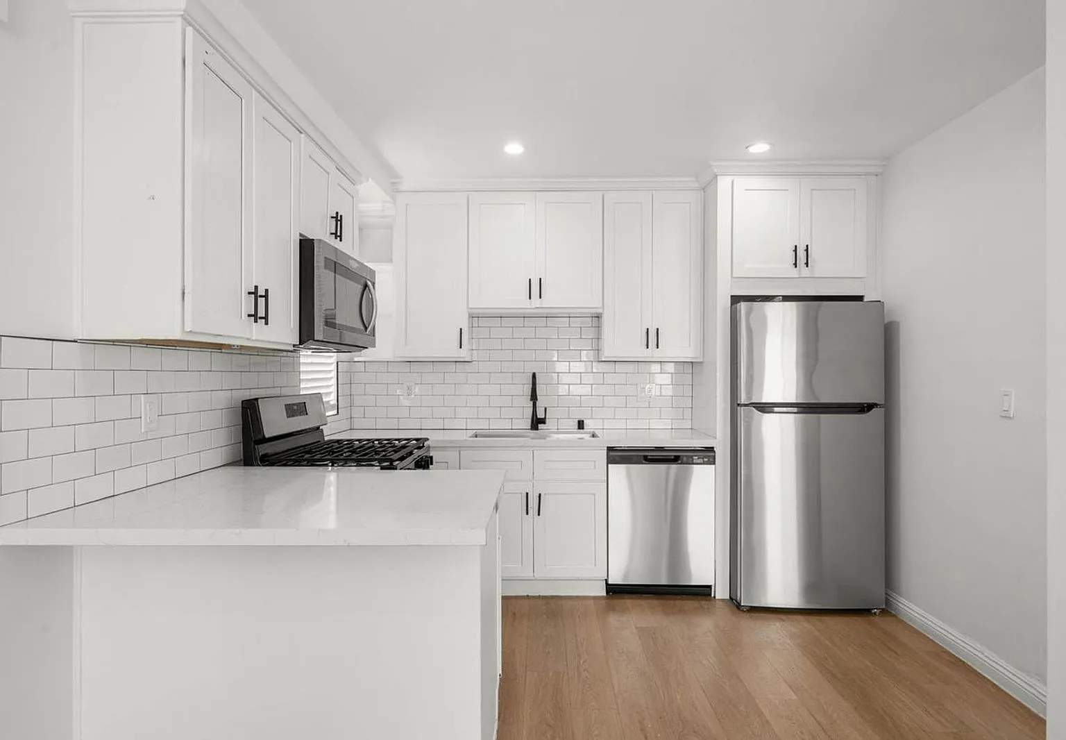 1 bed, 1.0 bath, $1,380 — Photo 2