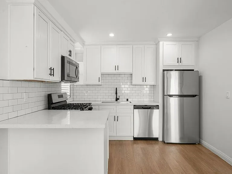 634 W 92nd St #20A — Photo 2