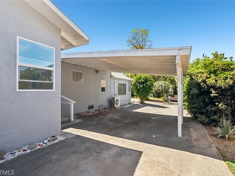 11036 Scoville Ave — Photo 12