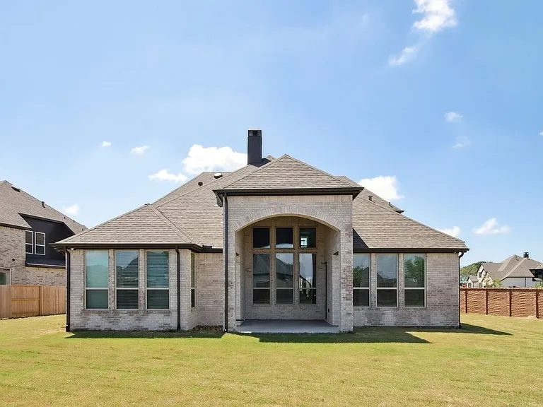 5203 Fremont Dr — Photo 2