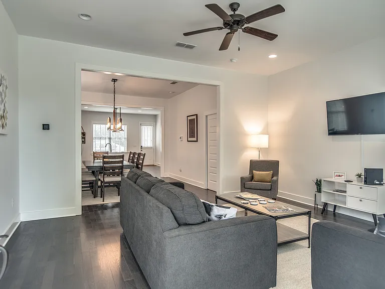 418 Douglas Ave — Photo 12