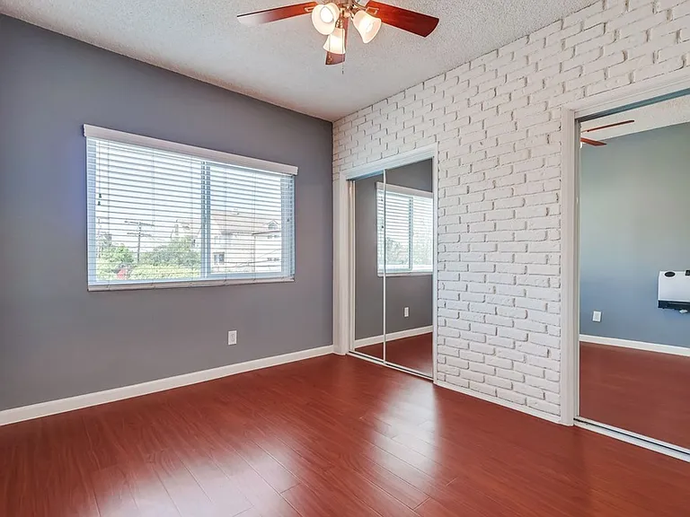 537 W Hyde Park Blvd — Photo 16