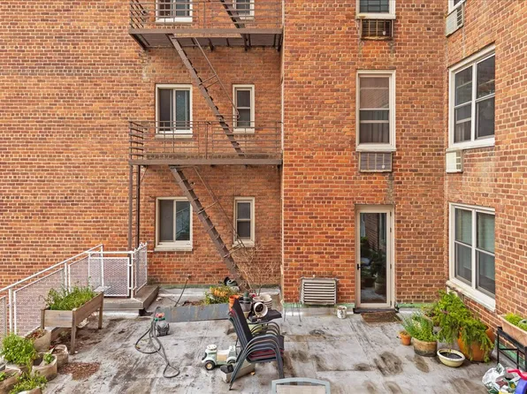 629 Kappock Street image 11 of 38