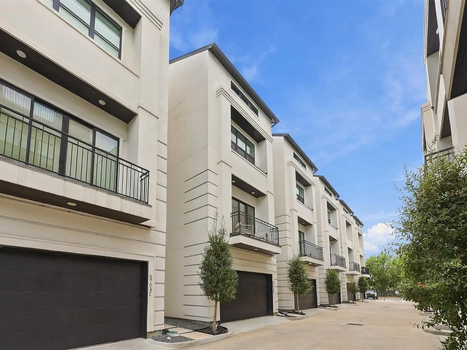 3 bed, 3.5 bath, 2610 sqft, $3,900 — Photo 2