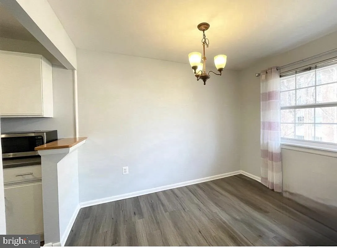 Mc Lean Chase Condo — Photo 4