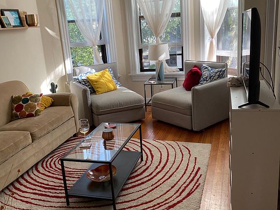 2nd image of 1902 W Cortland St APT 2F