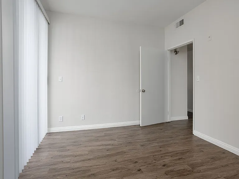 11037 Hartsook St #105 — Photo 16