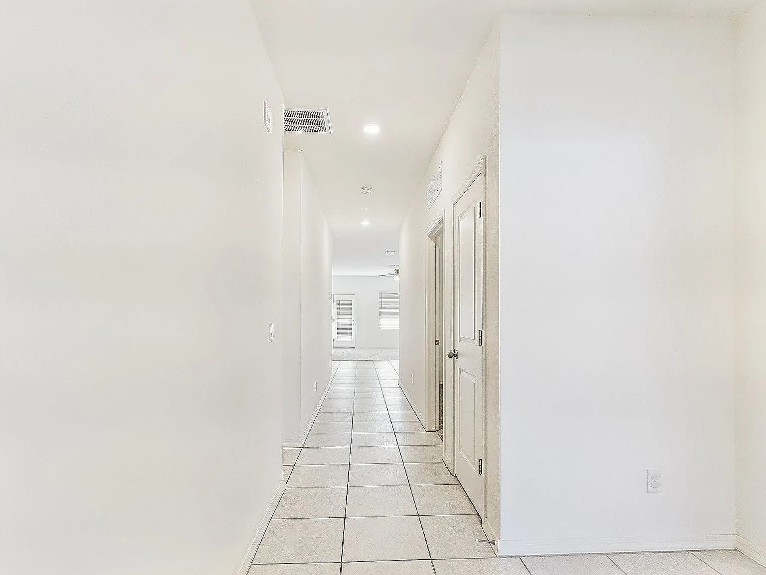 4 bed, 3.0 bath, 1922 sqft, $2,000 — Photo 4