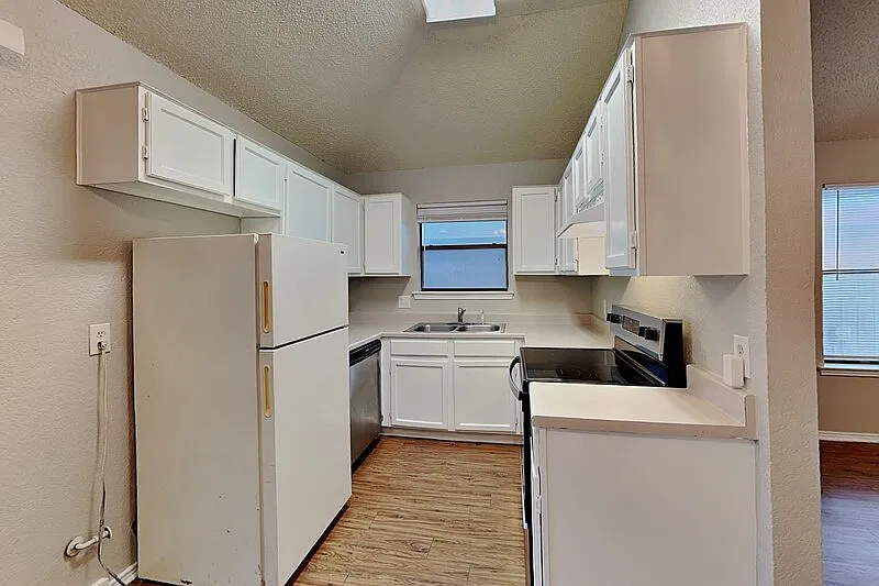 3 bed, 2.0 bath, 1006 sqft, $1,595 — Photo 4