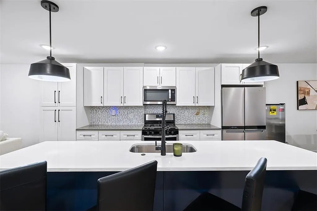 4 bed, 3.0 bath, 2284 sqft, $2,750 — Photo 2