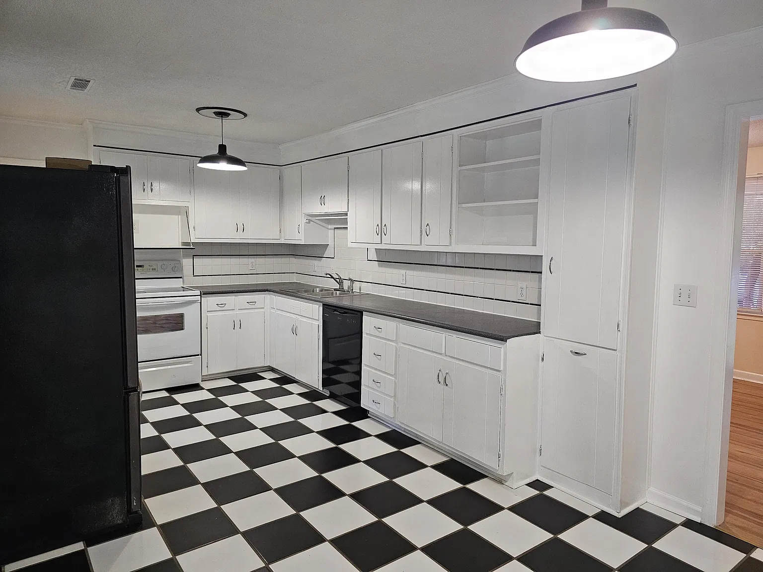 3 bed, 2.0 bath, 1229 sqft, $1,600 — Photo 4