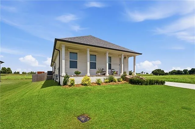3 bed, 2.0 bath, 1848 sqft, $2,700 — Photo 2