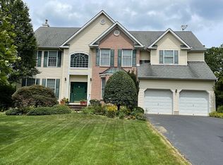 4 Hickory Ln, Green Brook, NJ