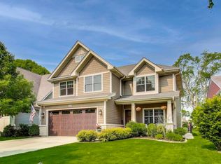 212 S Wa Pella Ave, Mount Prospect, IL 60056