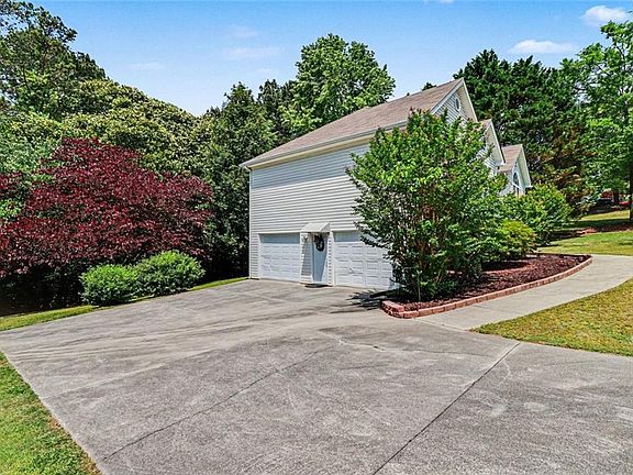 5th image of 130 Orchard Way SE