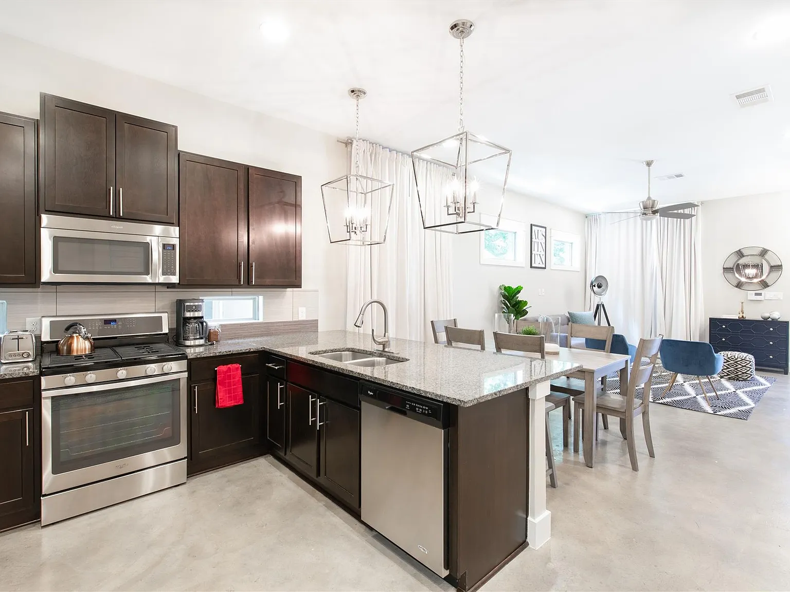 3 bed, 2.5 bath, 1902 sqft, $4,499 — Photo 2