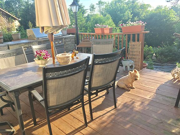 Deck to spacious yard