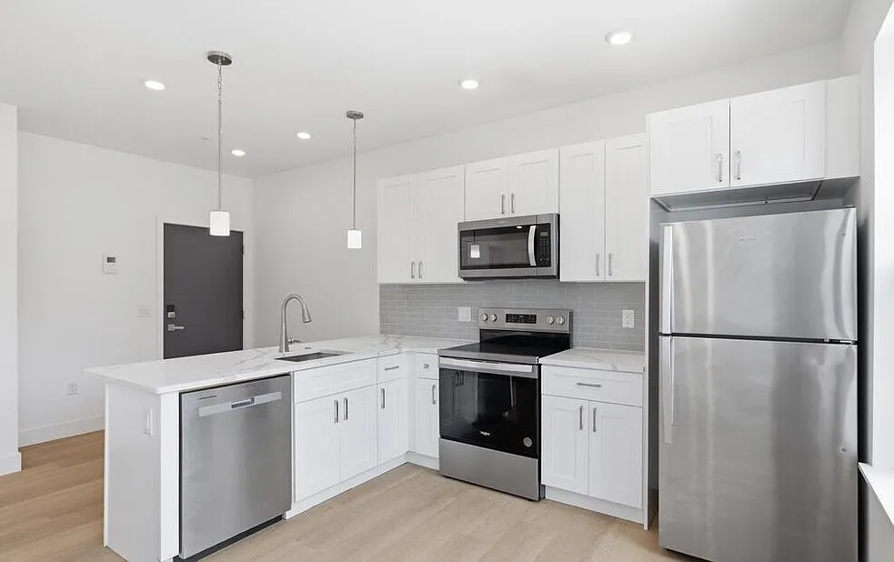 2 bed, 1025 sqft, $1,649 — Photo 2