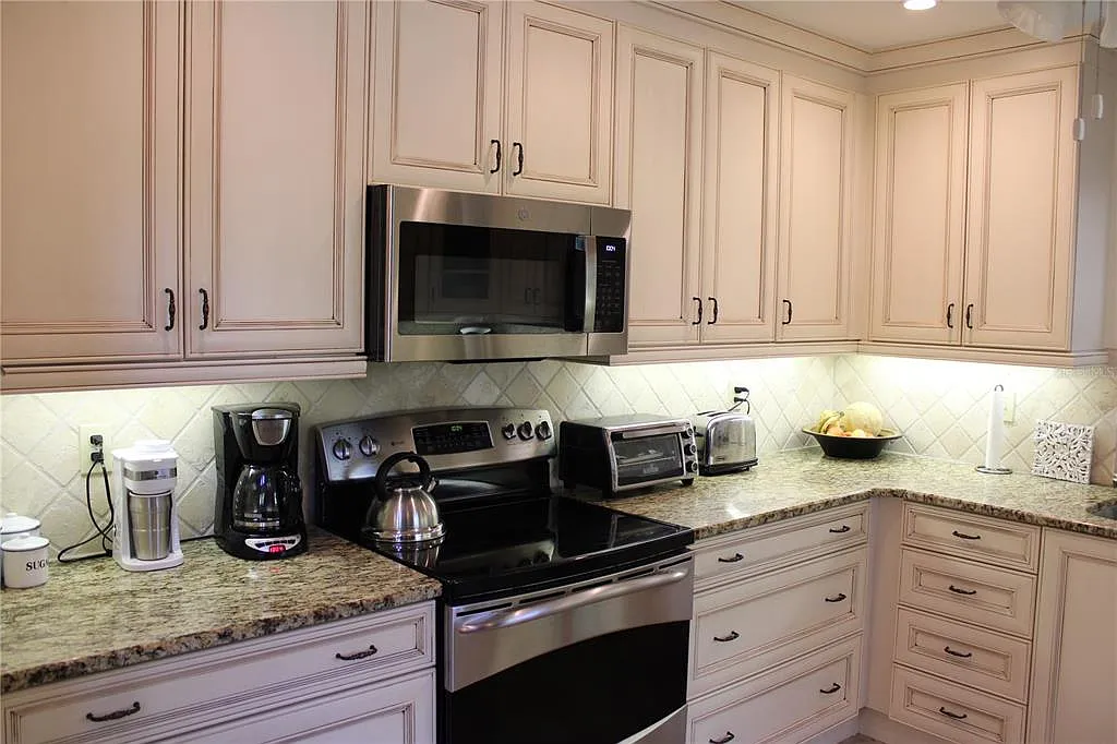 3 bed, 2.0 bath, 1900 sqft, $2,595 — Photo 2