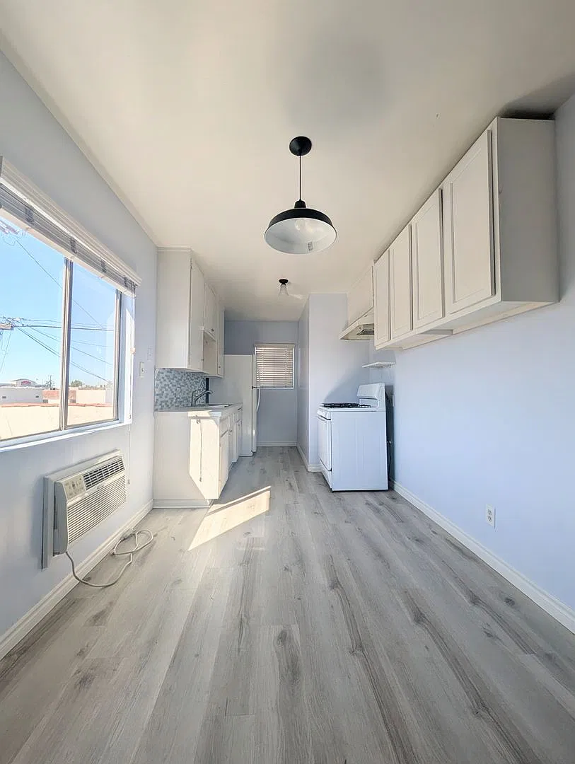 Spacious 2-bedroom 1-bath — Photo 1