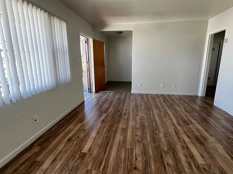 7516 S Western Ave — Photo 1