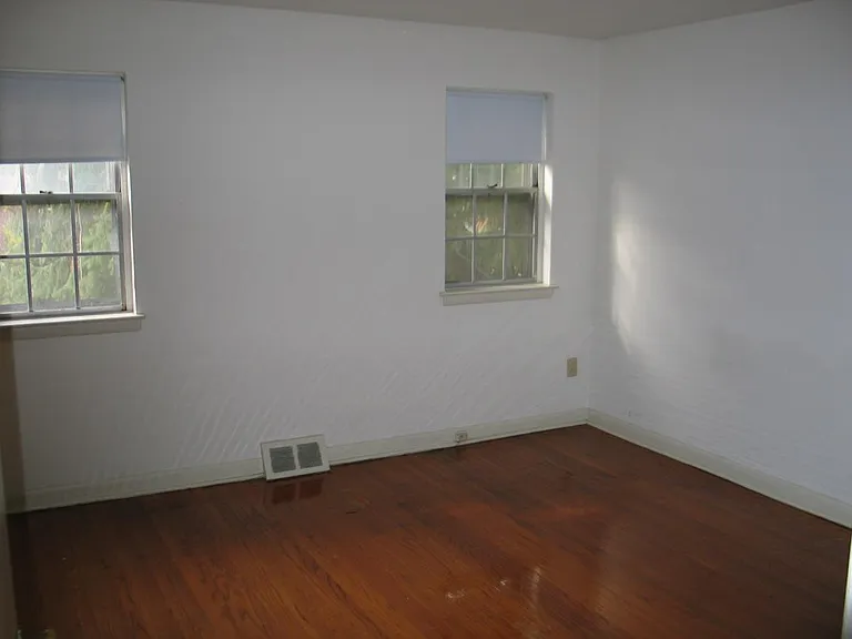16 Saint Albans Ave #SAINT ALBANS PLACE — Photo 4