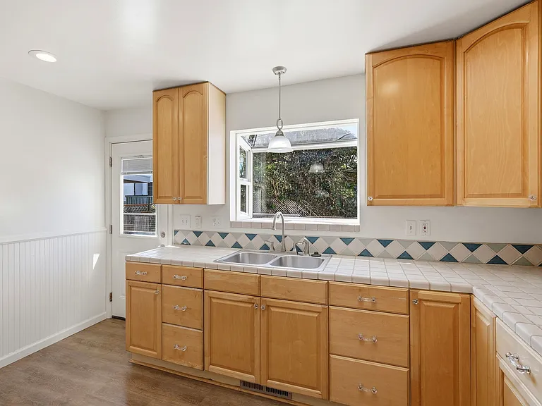 218 Mora St — Photo 23