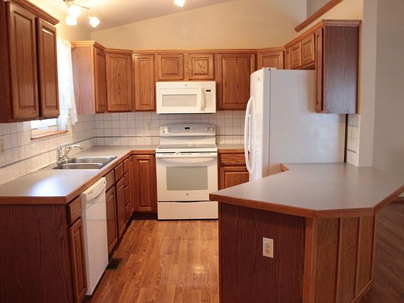 4th image of 520 E Showalter St