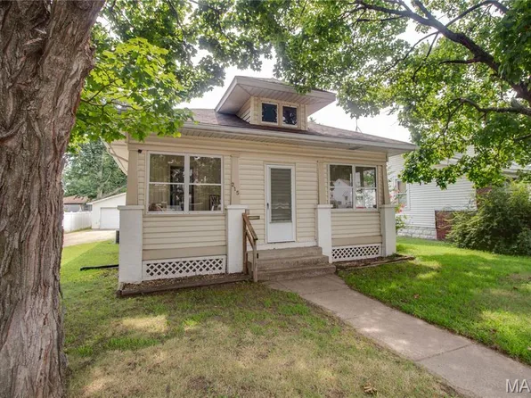 215 10th St, Wood River, IL 62095