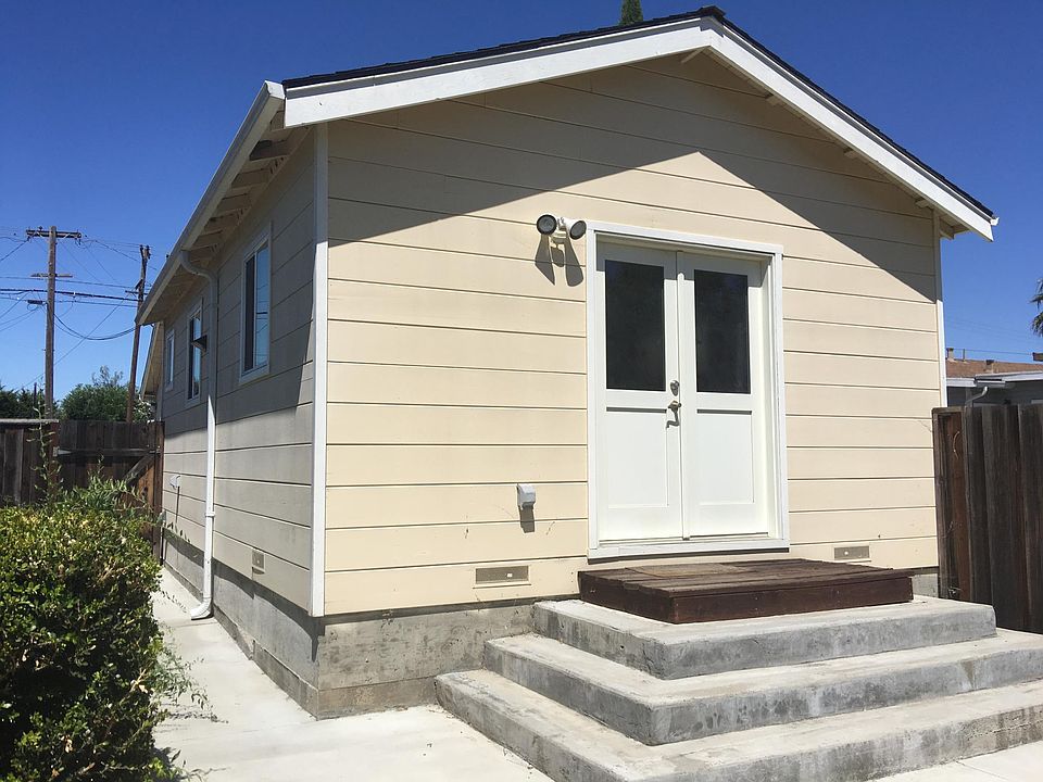 Private entrance to the unit